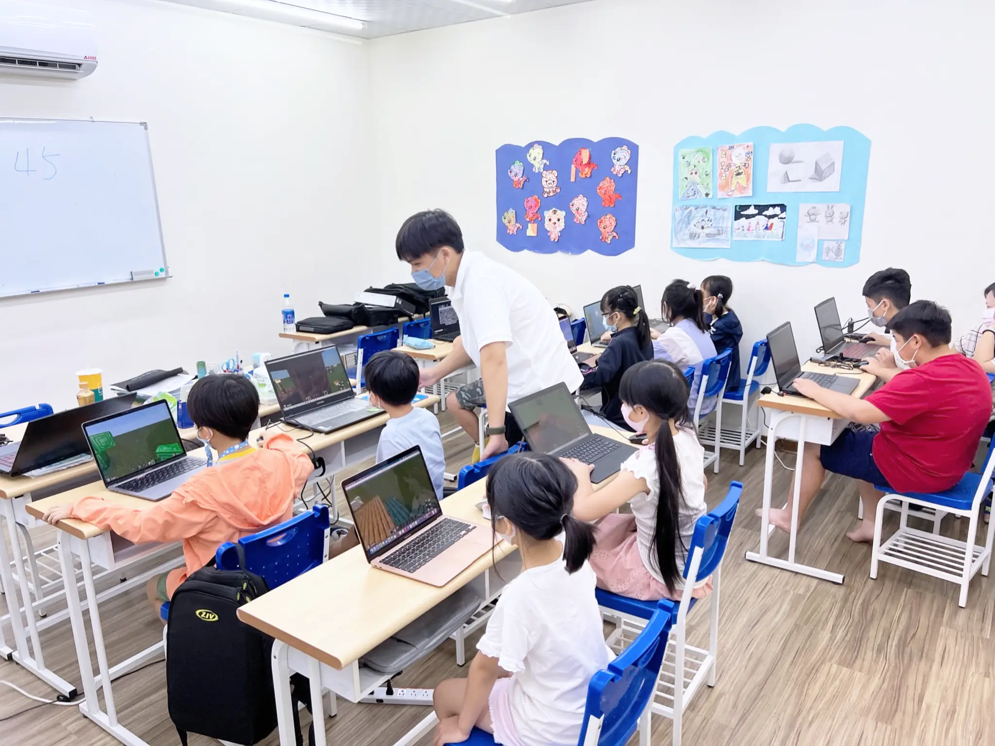 一位老師正在指導教室中使用Minecraft學習程式設計的同學。