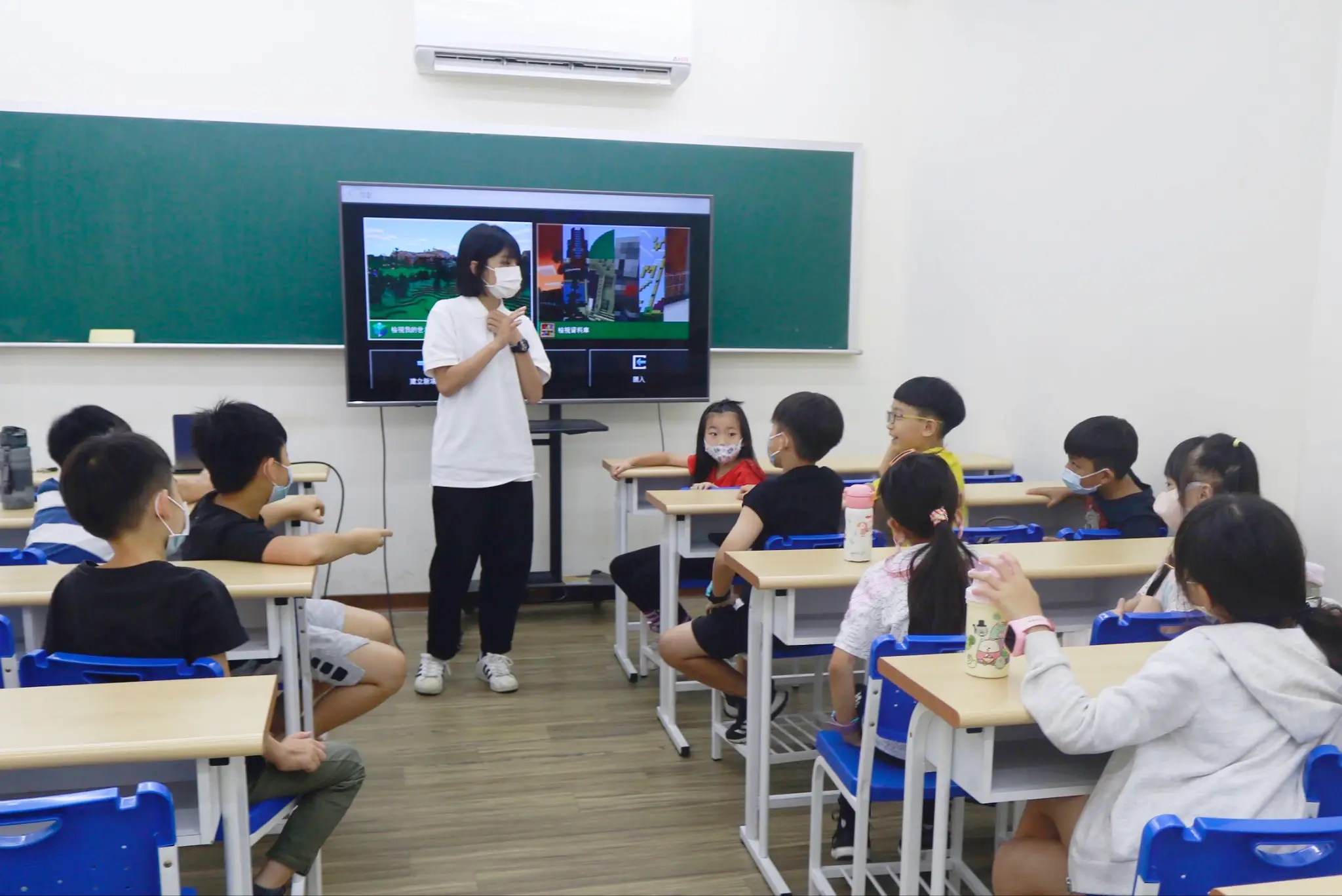 一位穿著白色Polo衫的女老師正在回應台下同學的問題。