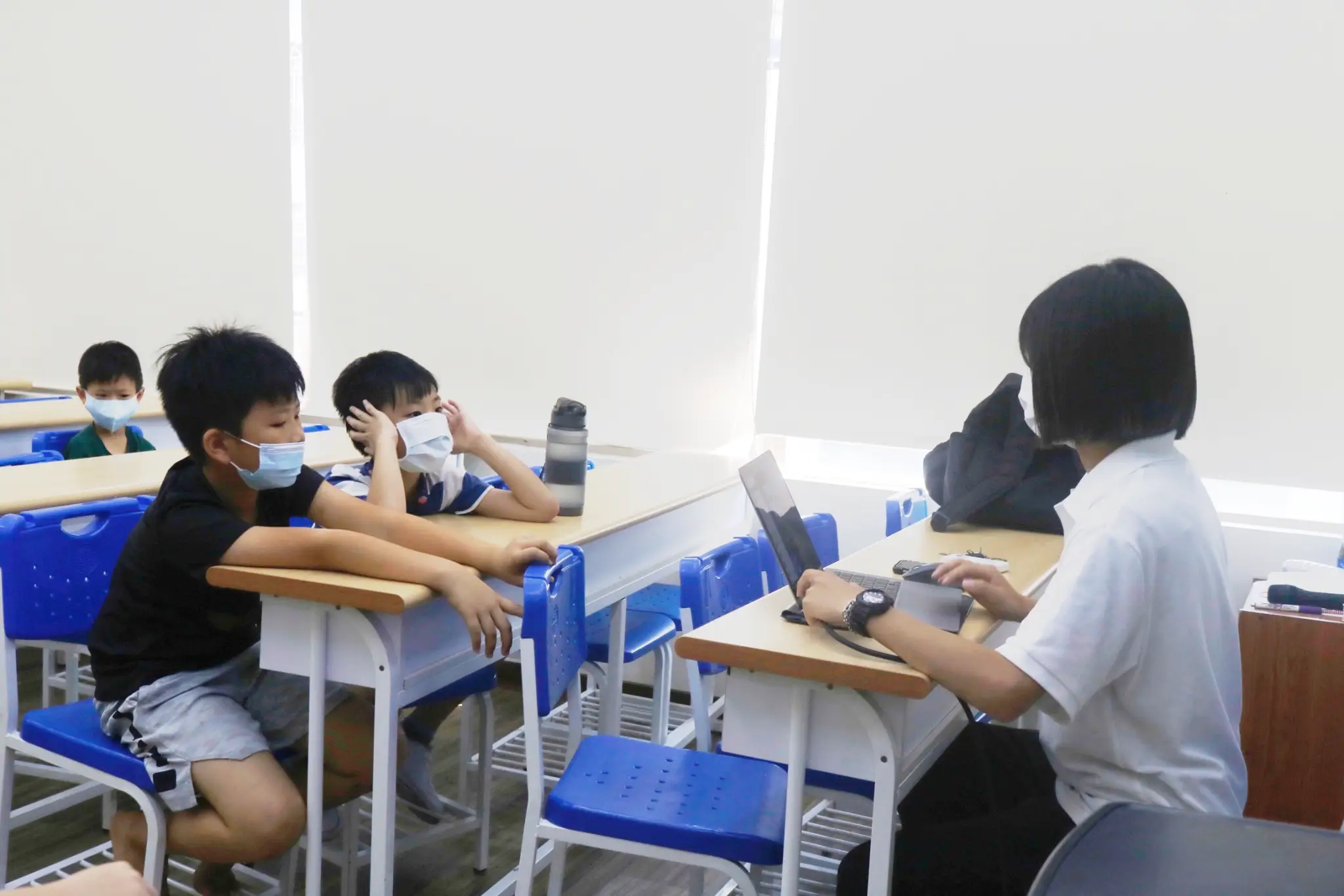 兩位男同學正坐在老師的對面。